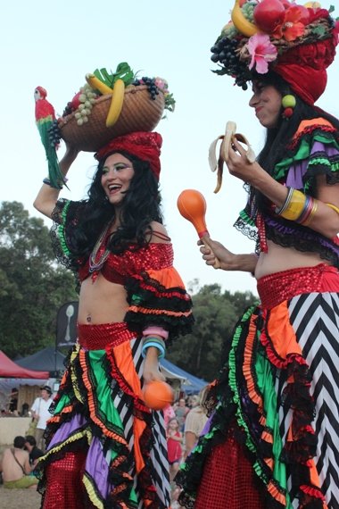 SACRED CIRCUS-Caribbean stilt walkers19