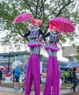 Stilt walker indossa un costume da fiore, eseguire nel carnevale del  Edinburgh Jazz e Blues Festival che si muove in basso lungo il Tumulo Foto  stock - Alamy